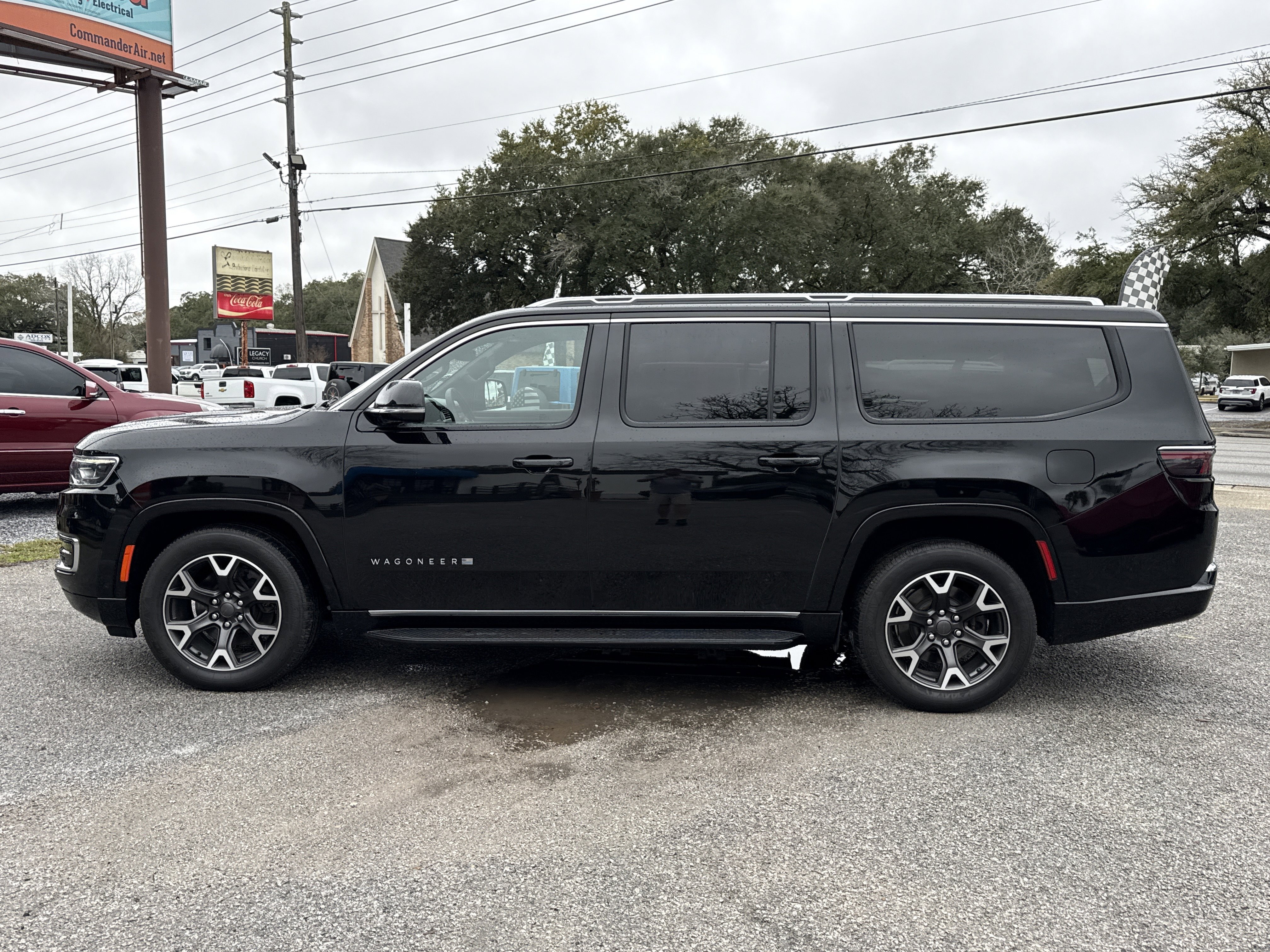 Used 2023 Jeep Wagoneer L Series III w/ Preferred Equipment Group image 2