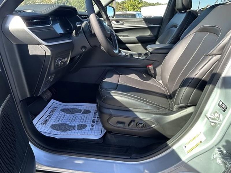 New 2025 Jeep Grand Cherokee Limited w/ Luxury Tech Group II RWD image 10