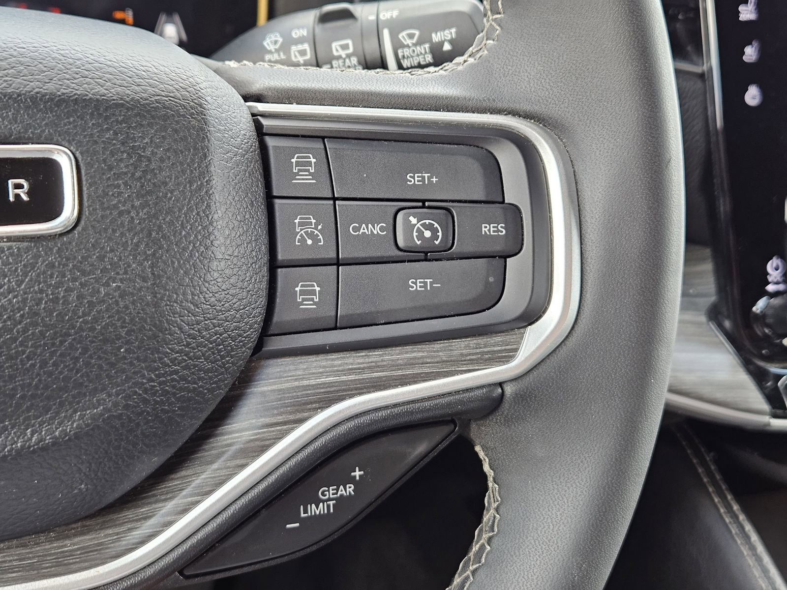 Used 2023 Jeep Wagoneer L Series III w/ Preferred Equipment Group image 28