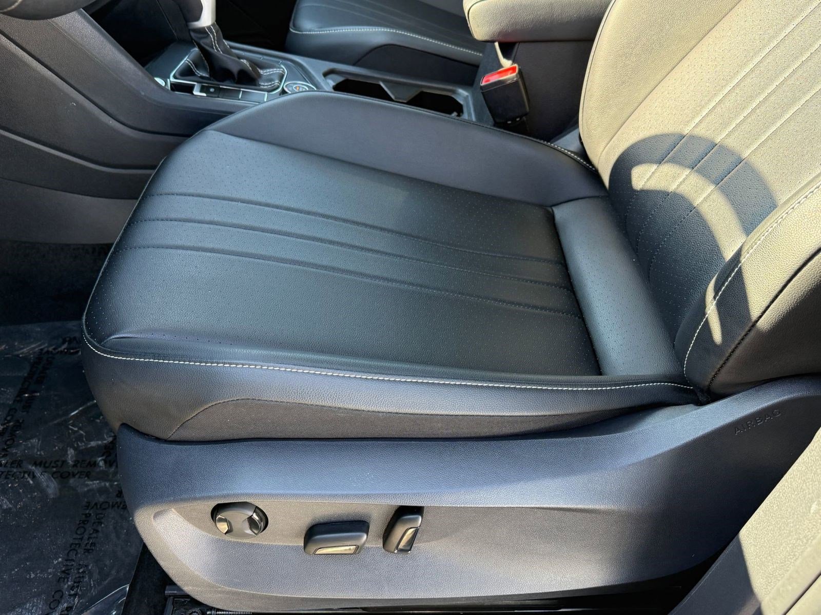 Used 2024 Volkswagen Tiguan SE w/ Panoramic Sunroof Package image 13