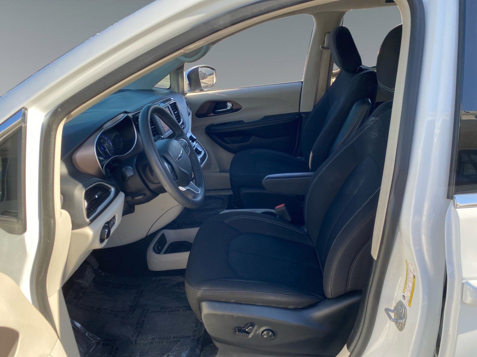 Used 2023 Chrysler Voyager LX FWD image 9