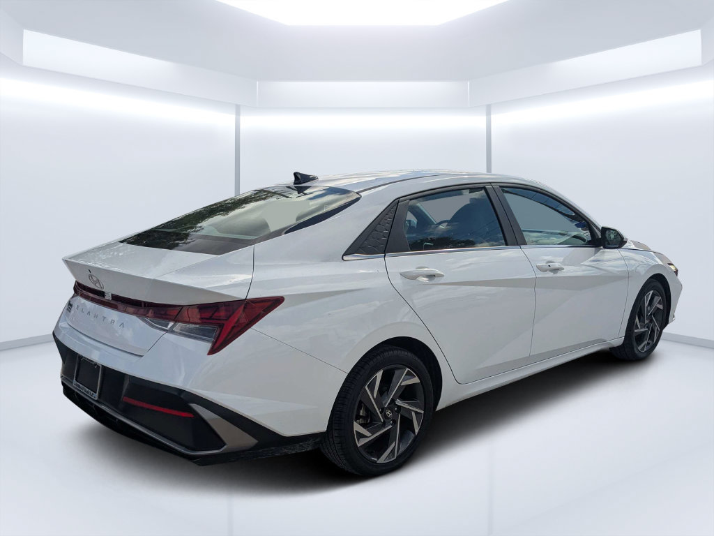 Used 2025 Hyundai Elantra SEL FWD image 3