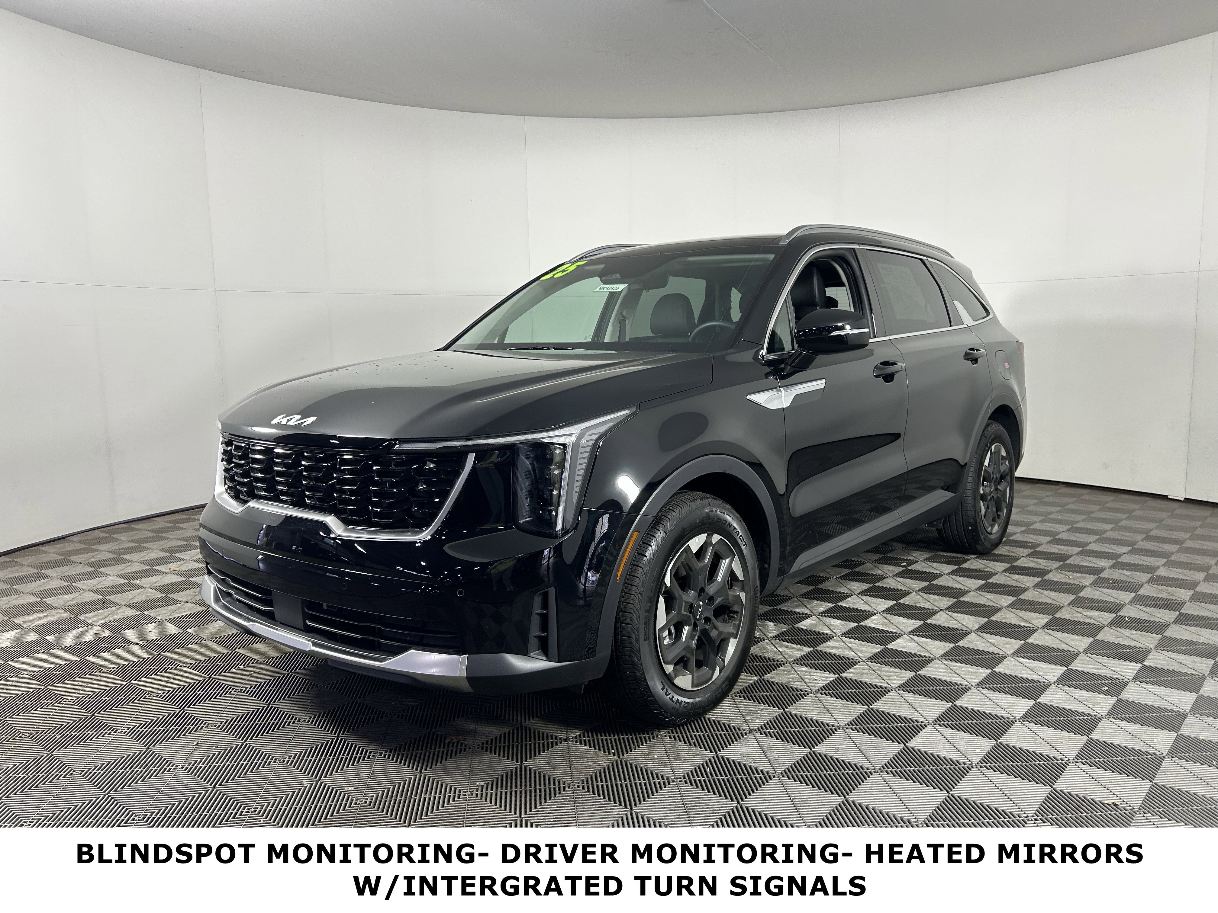 Used 2025 Kia Sorento S w/ Panoramic Sunroof Package image 3