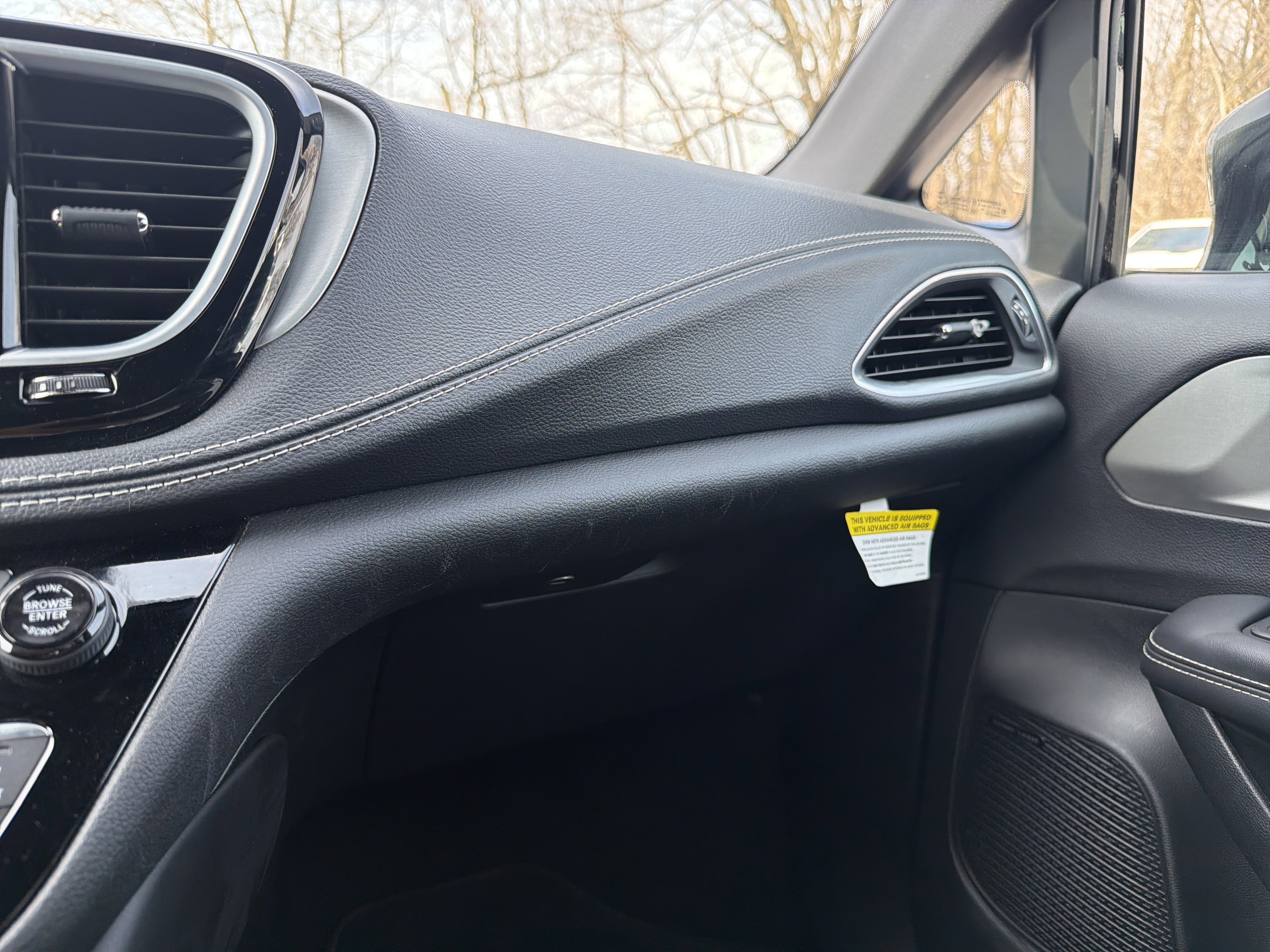 Used 2024 Chrysler Pacifica Limited w/ Uconnect Theater Family Group image 27