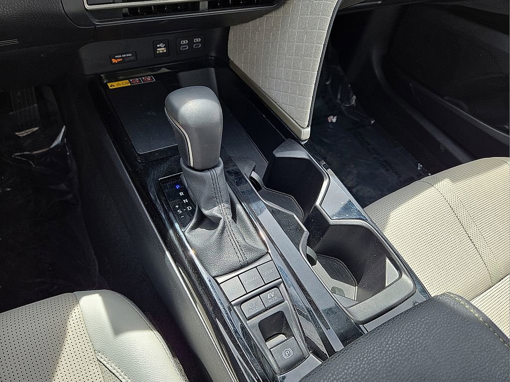 Used 2025 Toyota Camry XLE w/ Premium Plus Package image 31