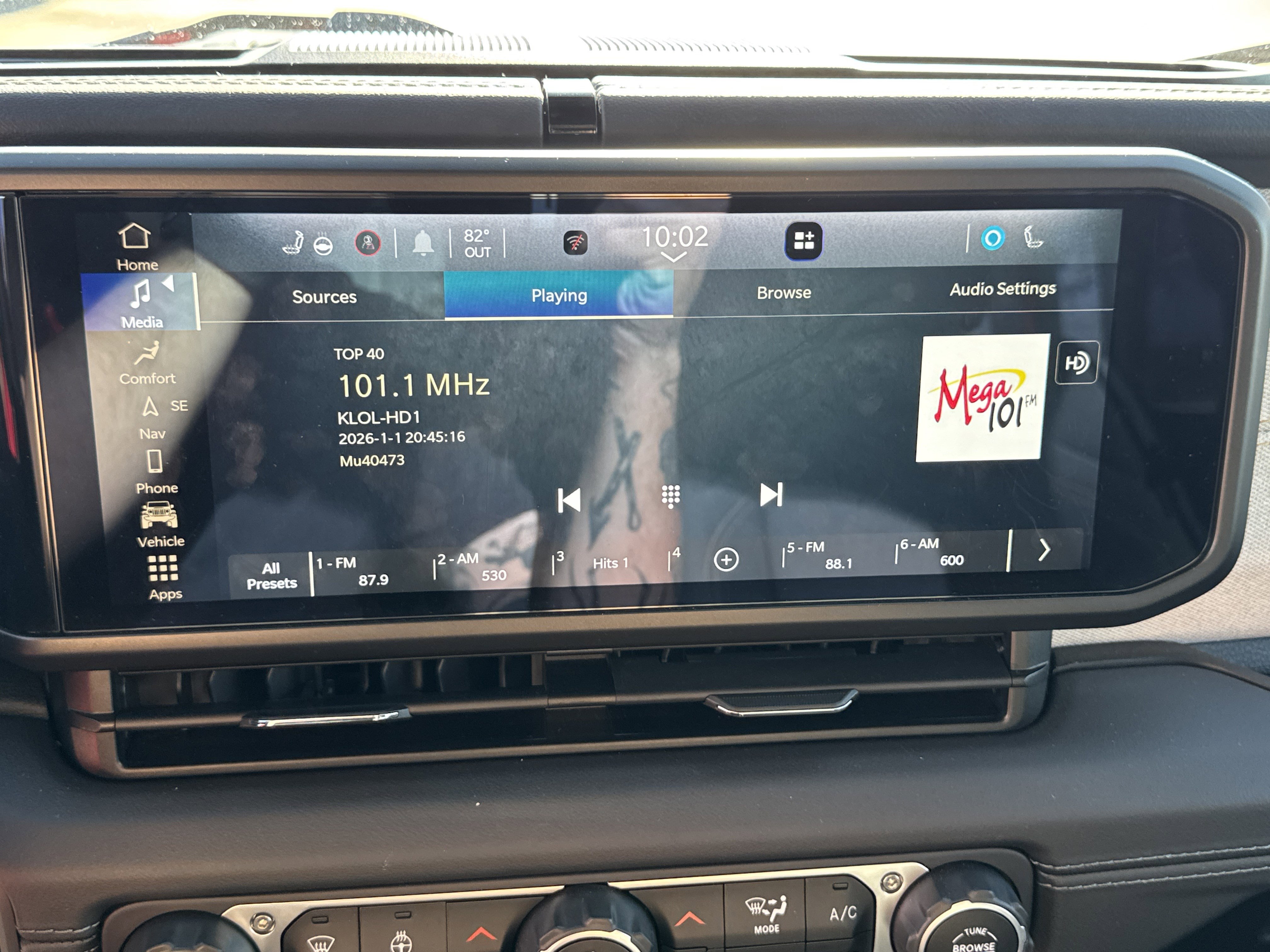 Used 2024 Jeep Wrangler Sahara w/ Technology Group image 18