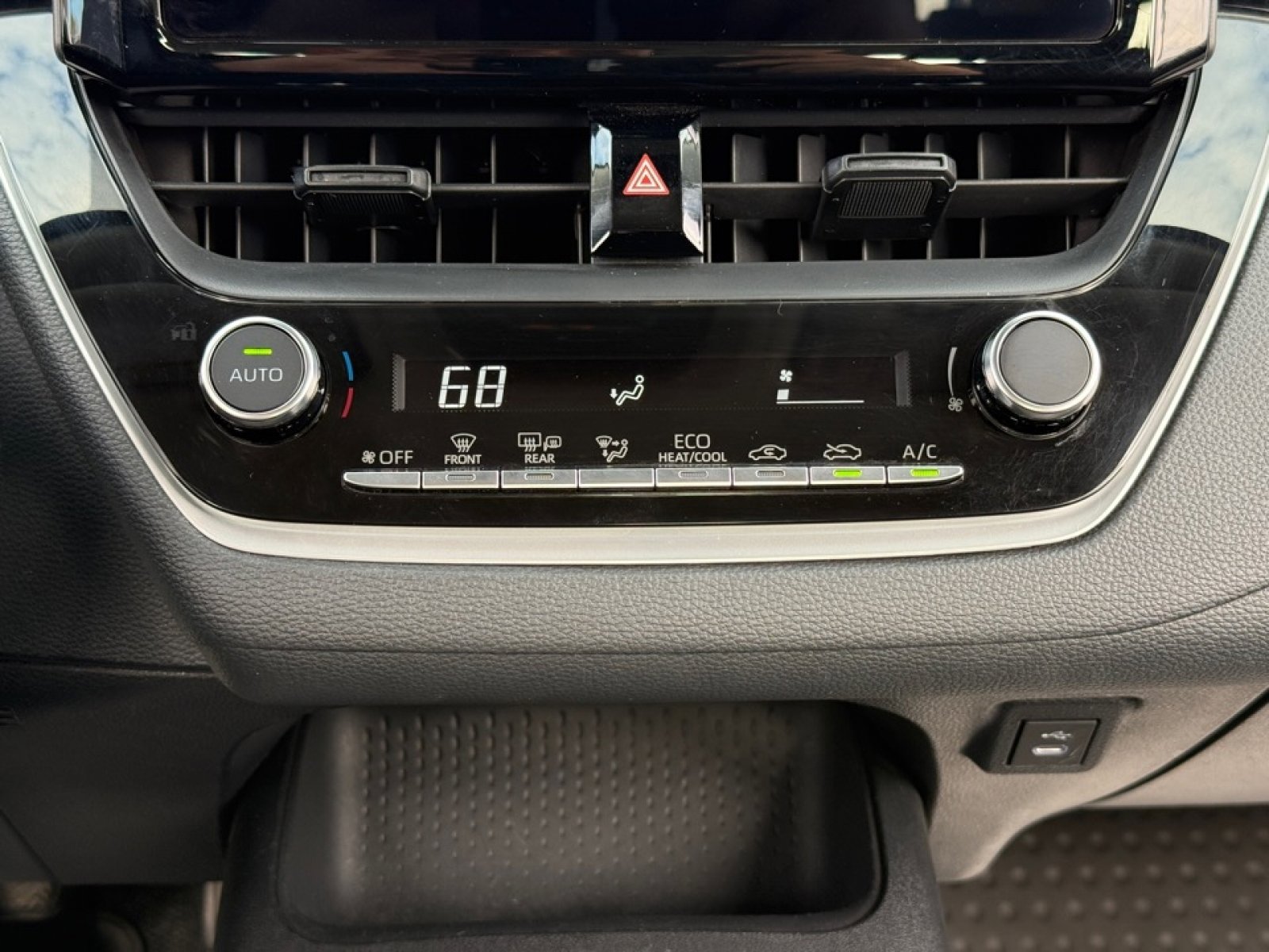 Used 2024 Toyota Corolla LE image 27