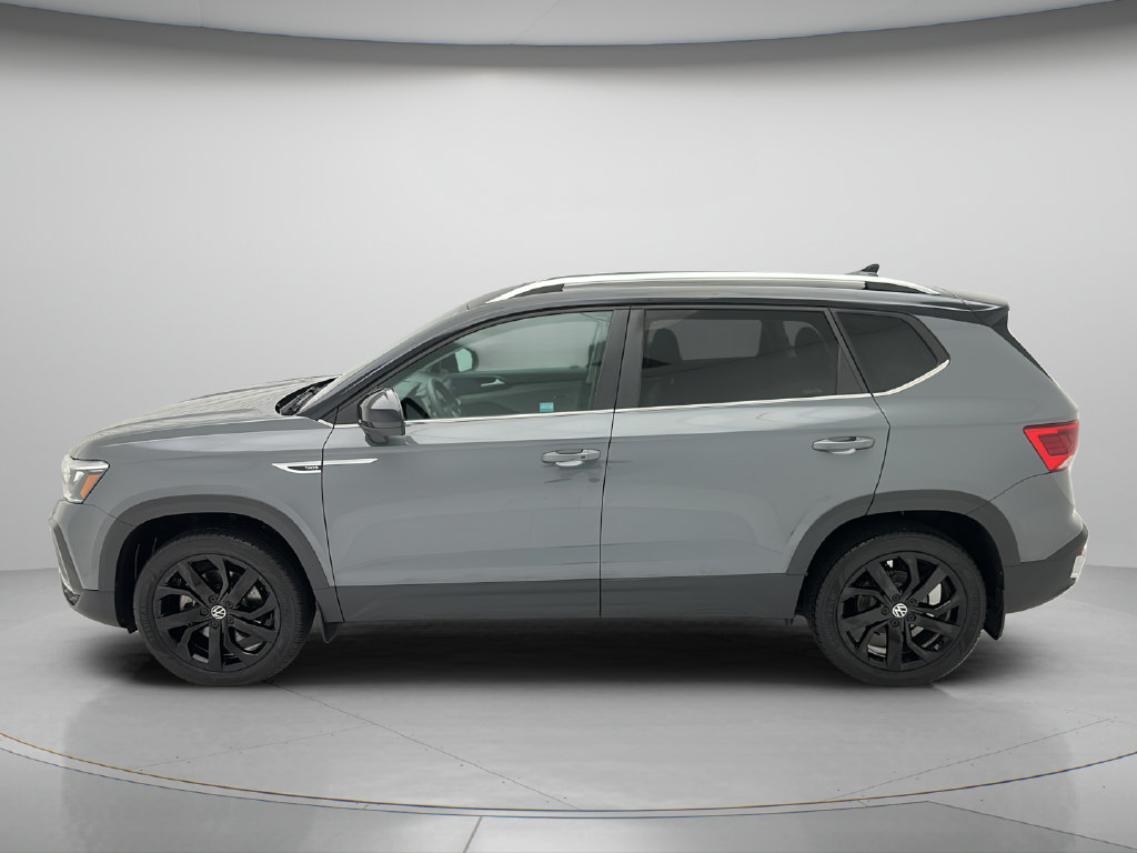 Used 2024 Volkswagen Taos SE w/ Panoramic Sunroof Package FWD image 8