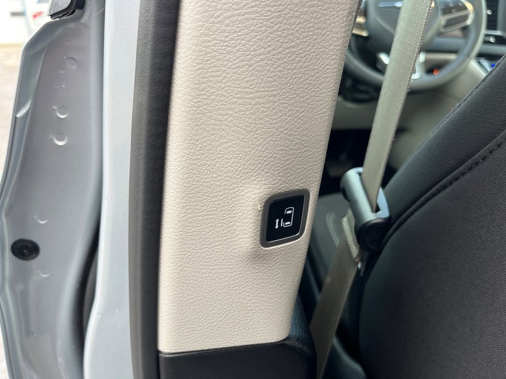 Used 2023 Chrysler Voyager LX image 32