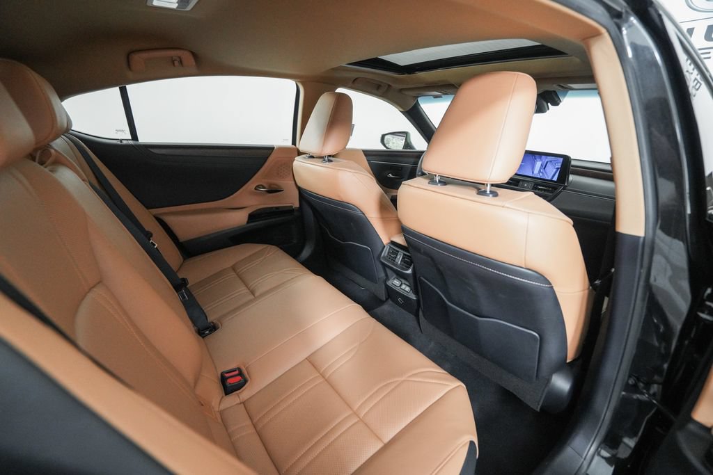 Certified 2024 Lexus ES 300h w/ Technology Package FWD image 18