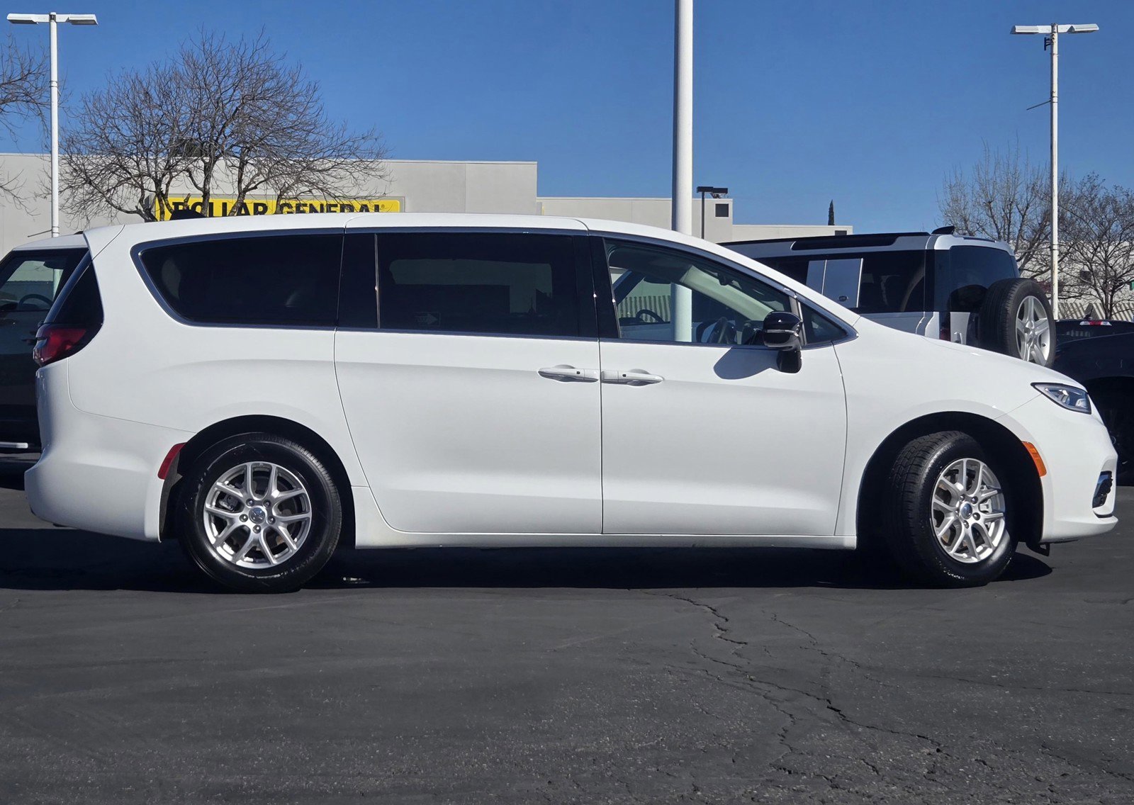 Used 2024 Chrysler Pacifica Touring-L image 3