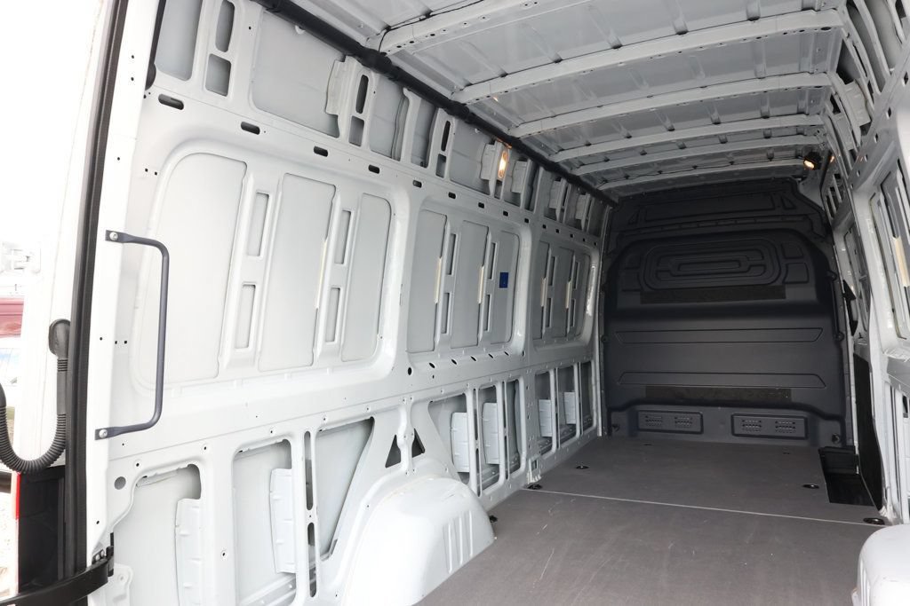 Used 2025 Mercedes-Benz Sprinter 2500 image 21