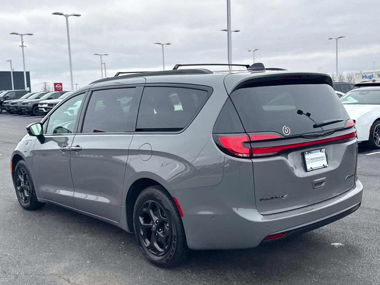 Used 2025 Chrysler Pacifica Premium image 5