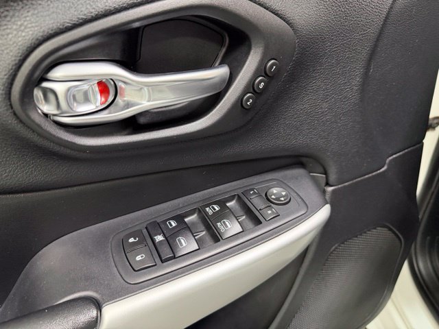Used 2017 Jeep Cherokee Overland w/ Technology Group AWD/4WD image 21