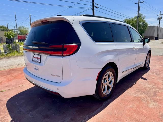 Used 2023 Chrysler Pacifica Limited FWD image 5