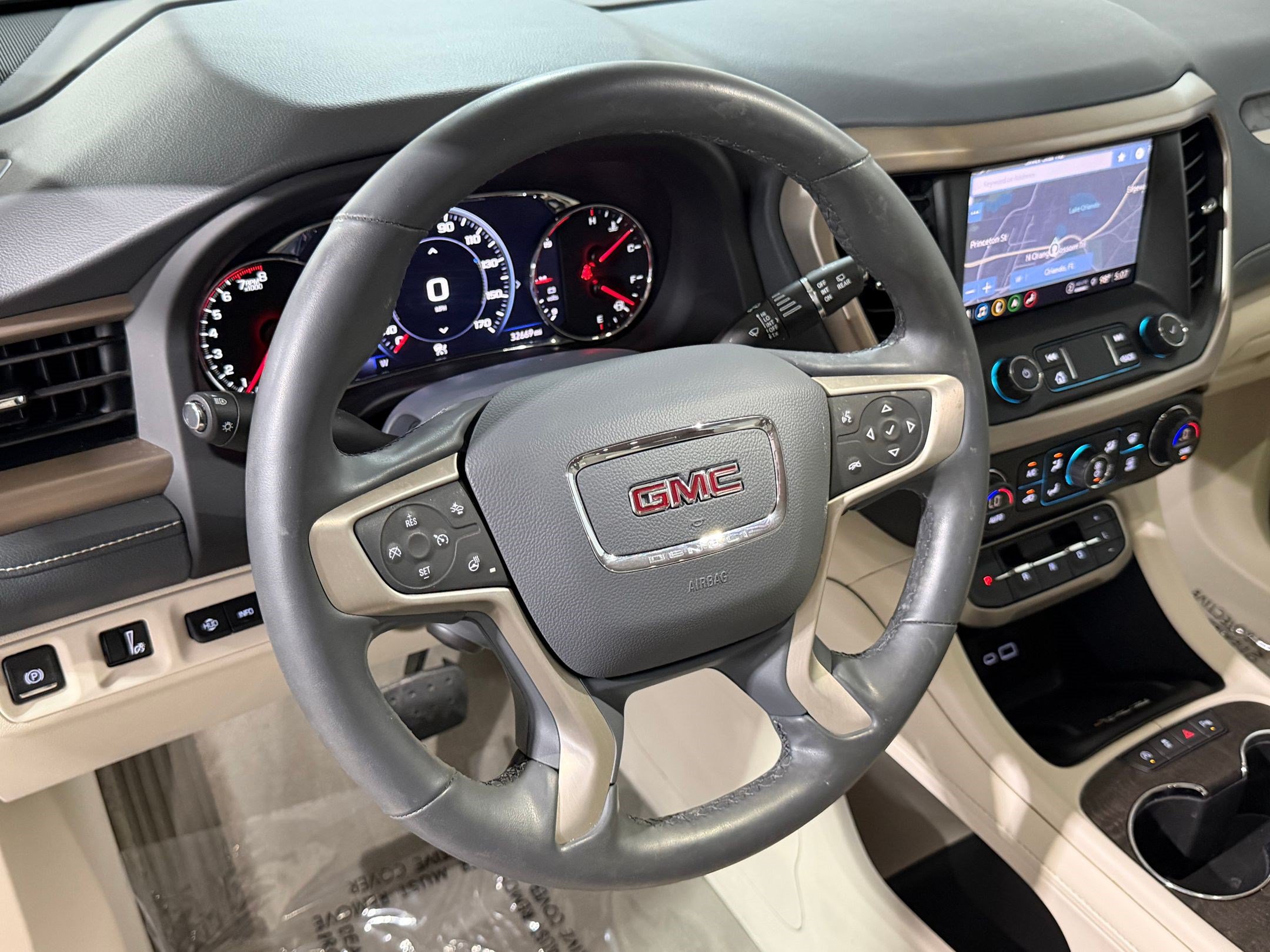 Used 2023 GMC Acadia Denali w/ Denali Ultimate Package AWD/4WD image 4