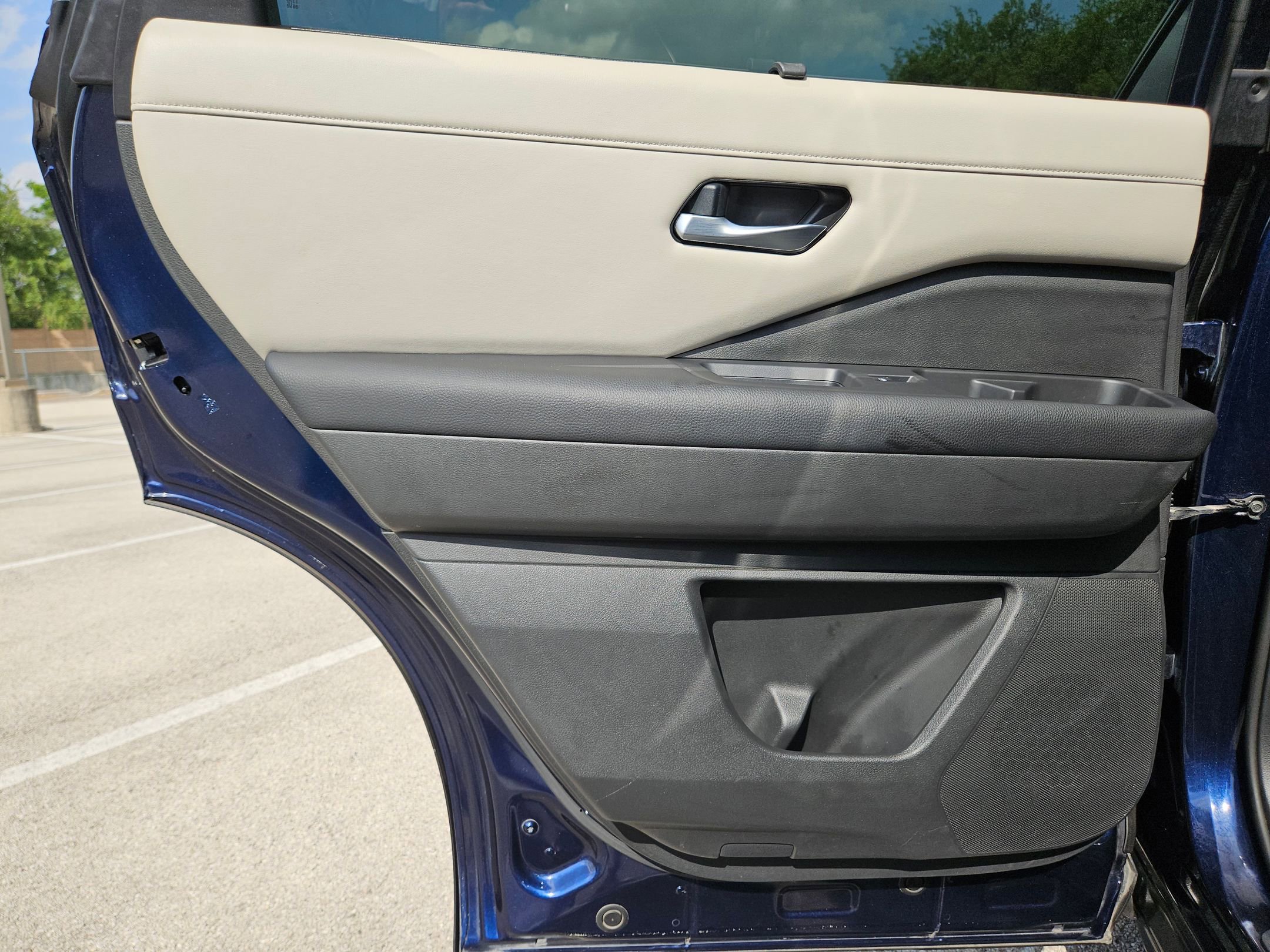 Used 2022 Nissan Pathfinder SL w/ SL Premium Package image 16