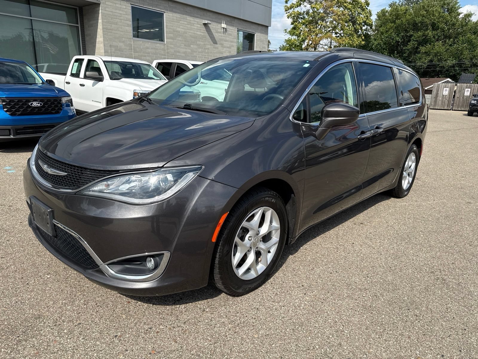 Used 2018 Chrysler Pacifica Touring Plus w/ Tire & Wheel Group FWD image 11