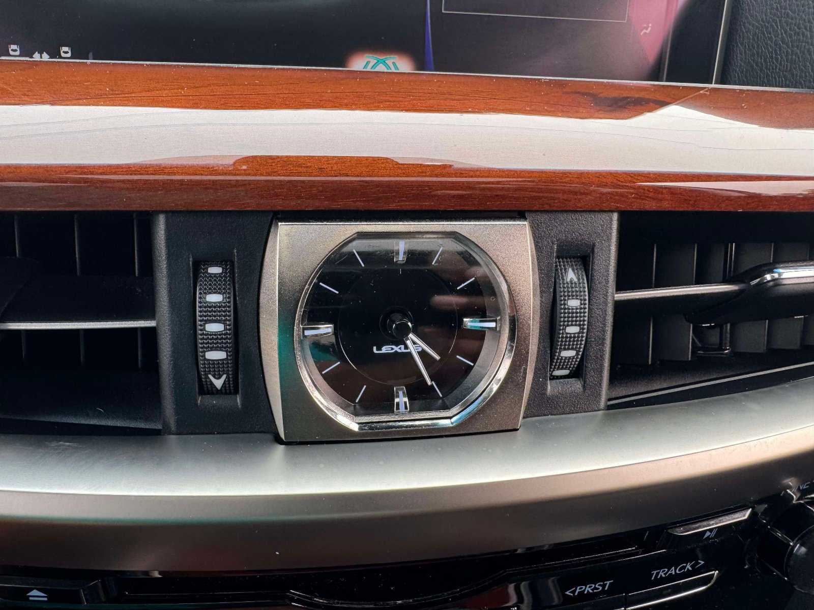 Used 2019 Lexus LX 570 4WD w/ Luxury Package image 39