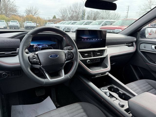 Used 2025 Ford Explorer ST-Line w/ ST-Line Street Pack AWD/4WD image 20