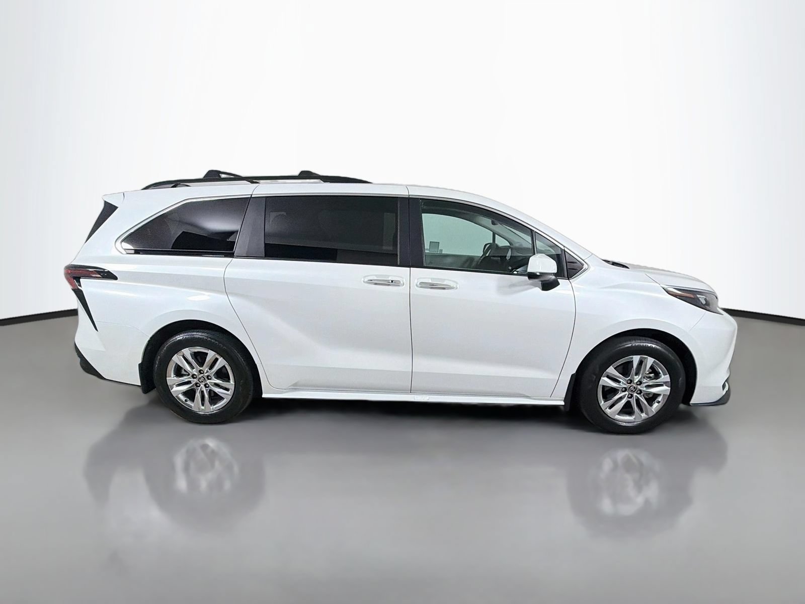Used 2025 Toyota Sienna XLE w/ XLE Plus Package FWD image 6