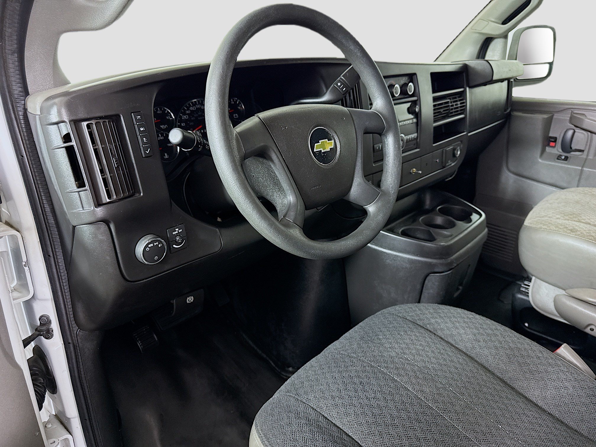 Used 2017 Chevrolet Express 2500 RWD image 19