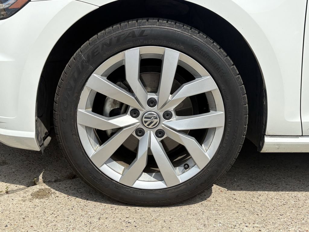 Used 2019 Volkswagen Golf SE image 9