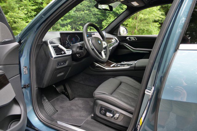 Used 2024 BMW X7 xDrive40i w/ Premium Package image 28