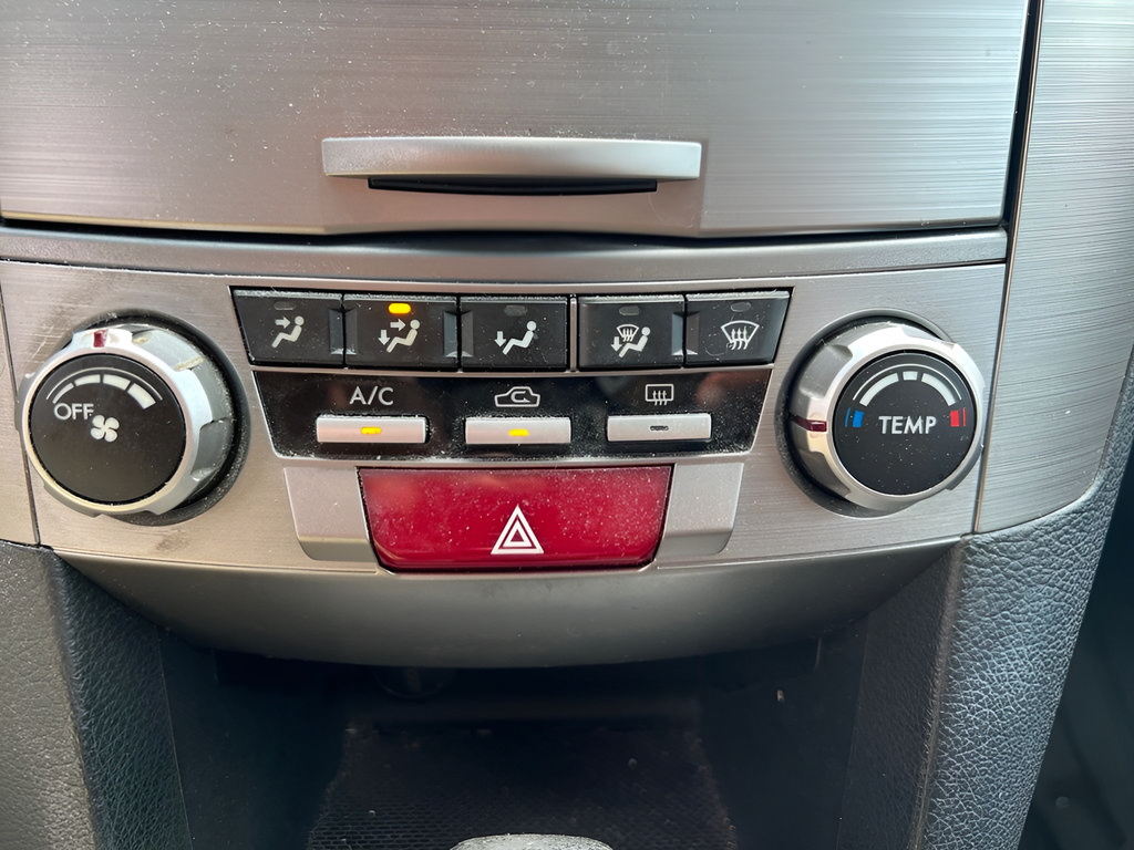 Used 2010 Subaru Legacy 2.5i Premium AWD/4WD image 25