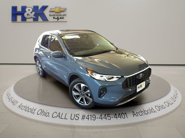 Used 2025 Ford Escape Platinum AWD/4WD image 2