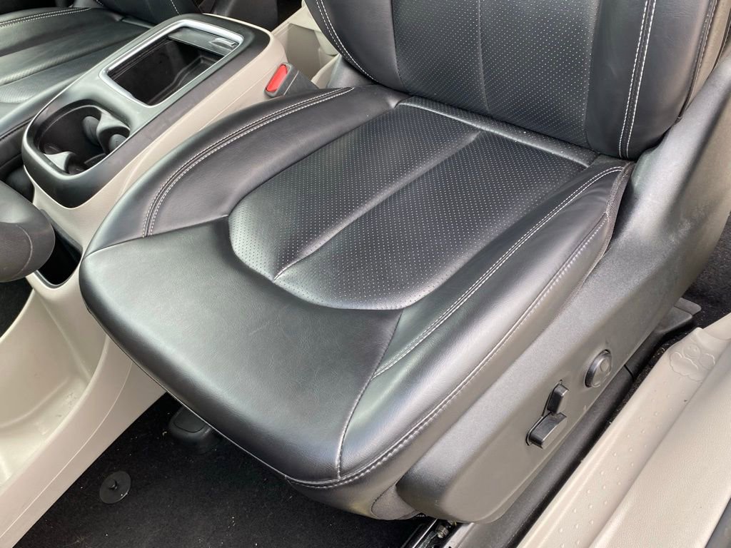Used 2023 Chrysler Pacifica Touring-L FWD image 26