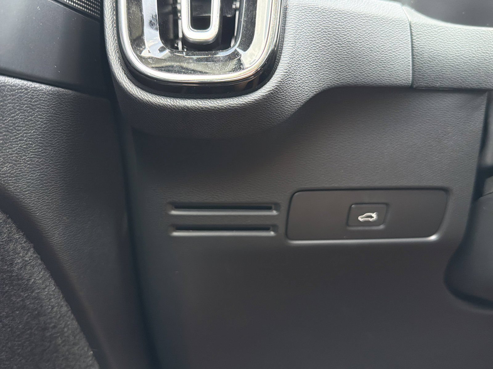 Used 2023 Volvo XC40 B4 Core w/ Convenience Package FWD image 28