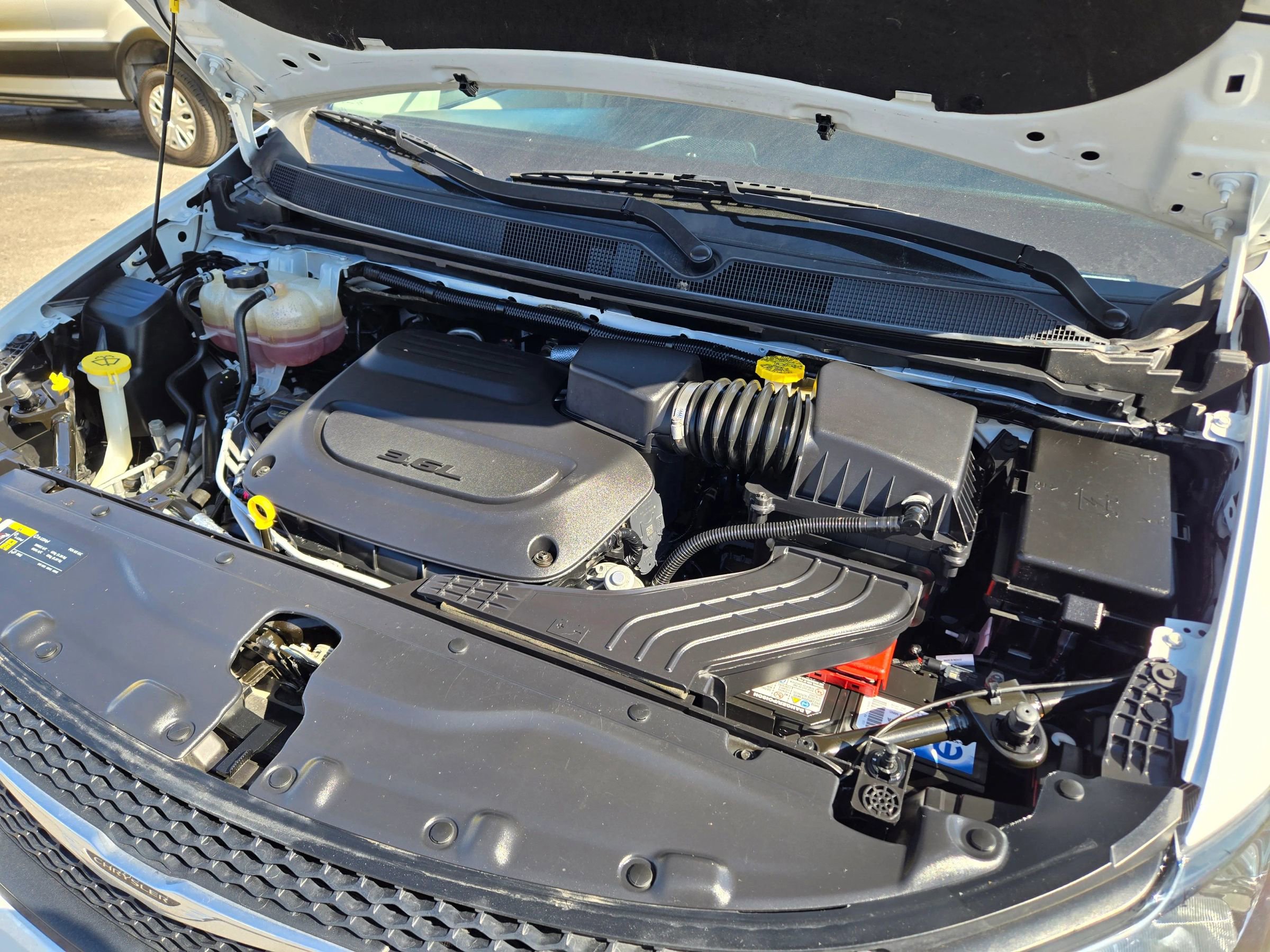 Used 2022 Chrysler Voyager LX image 55