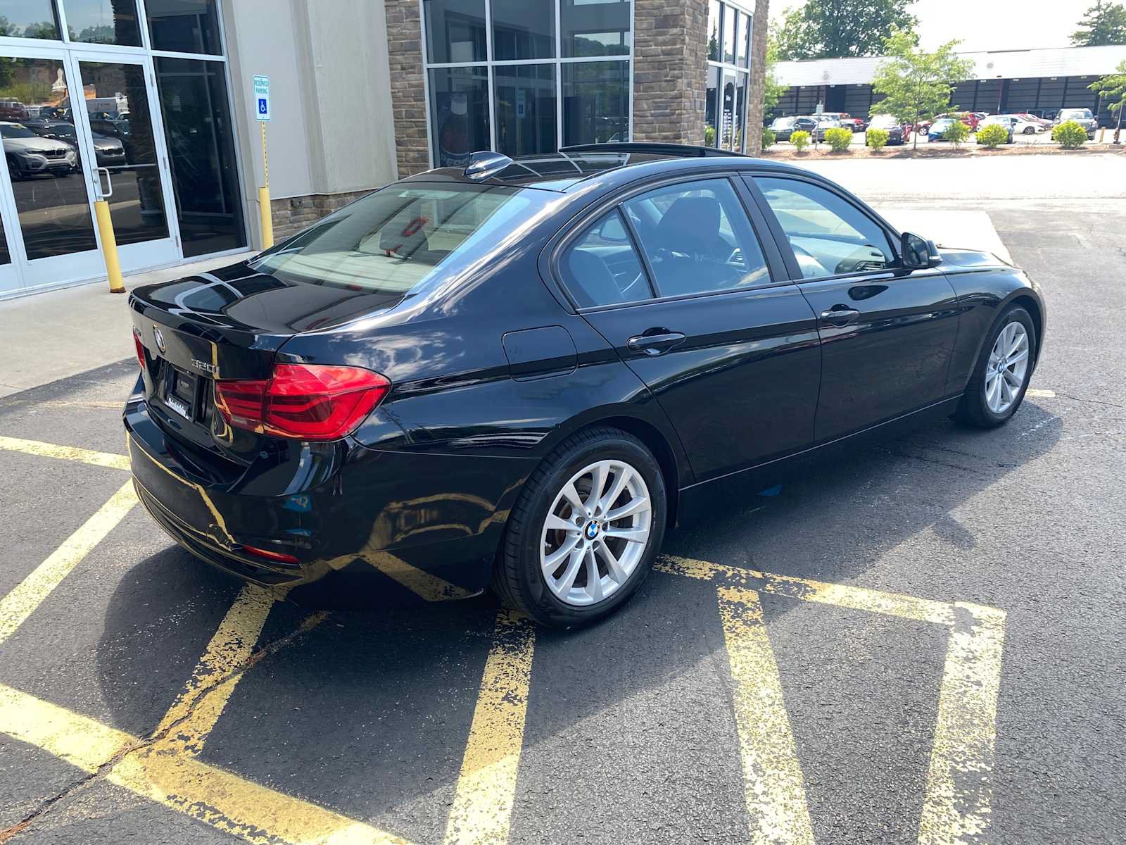 Used 2017 BMW 320i xDrive Sedan AWD/4WD image 4