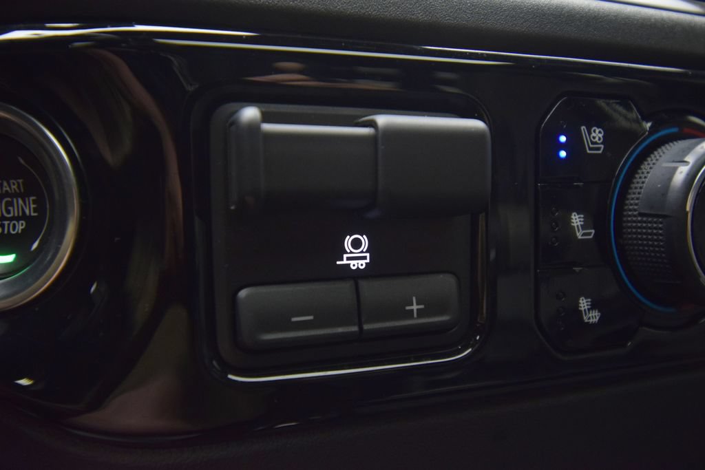 Used 2024 Chevrolet Silverado 2500 ZR2 w/ Technology Package AWD/4WD image 37