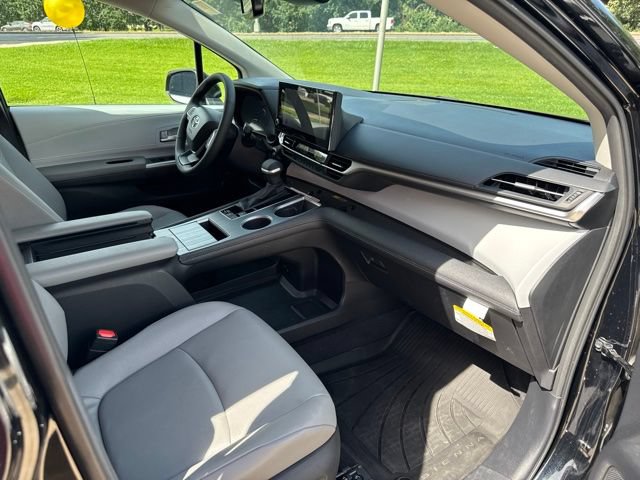 Used 2026 Toyota Sienna XLE FWD image 14