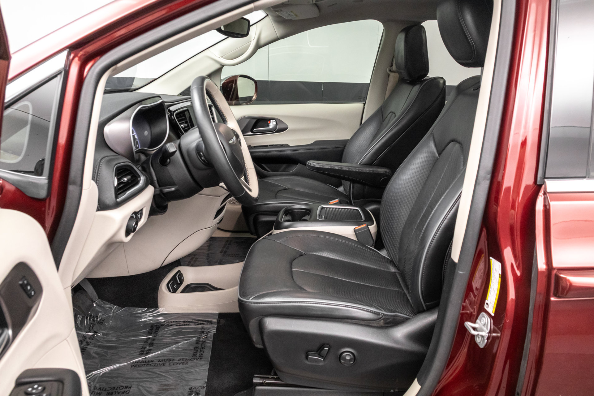 Used 2018 Chrysler Pacifica Limited w/ Tire & Wheel Group FWD image 6