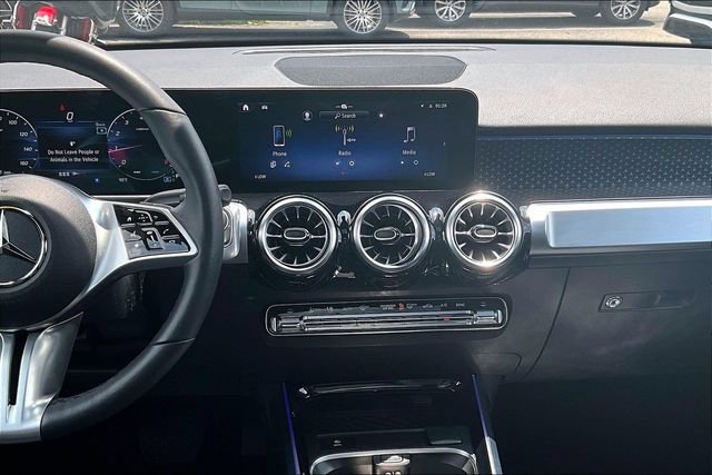 Used 2026 Mercedes-Benz GLB 250 4MATIC image 5