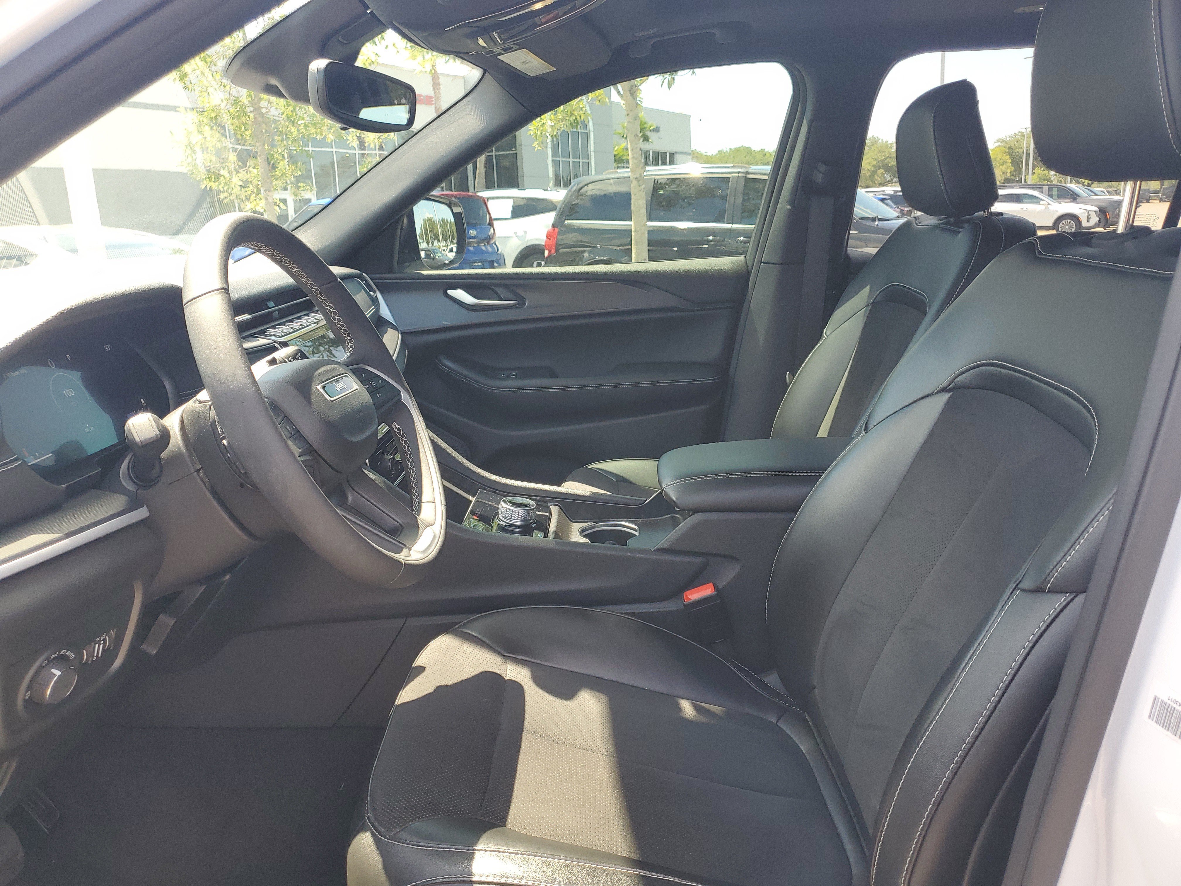 Used 2024 Jeep Grand Cherokee L Altitude RWD image 12