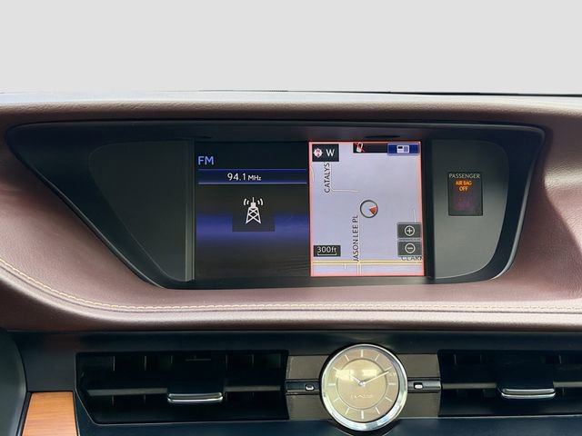 Used 2016 Lexus ES 300h w/ Luxury Package w/Wood Trim image 30