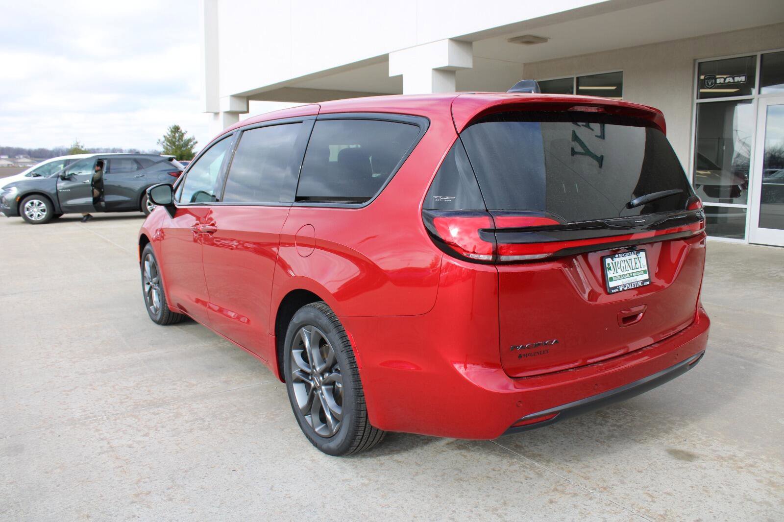 New 2026 Chrysler Pacifica Select image 9