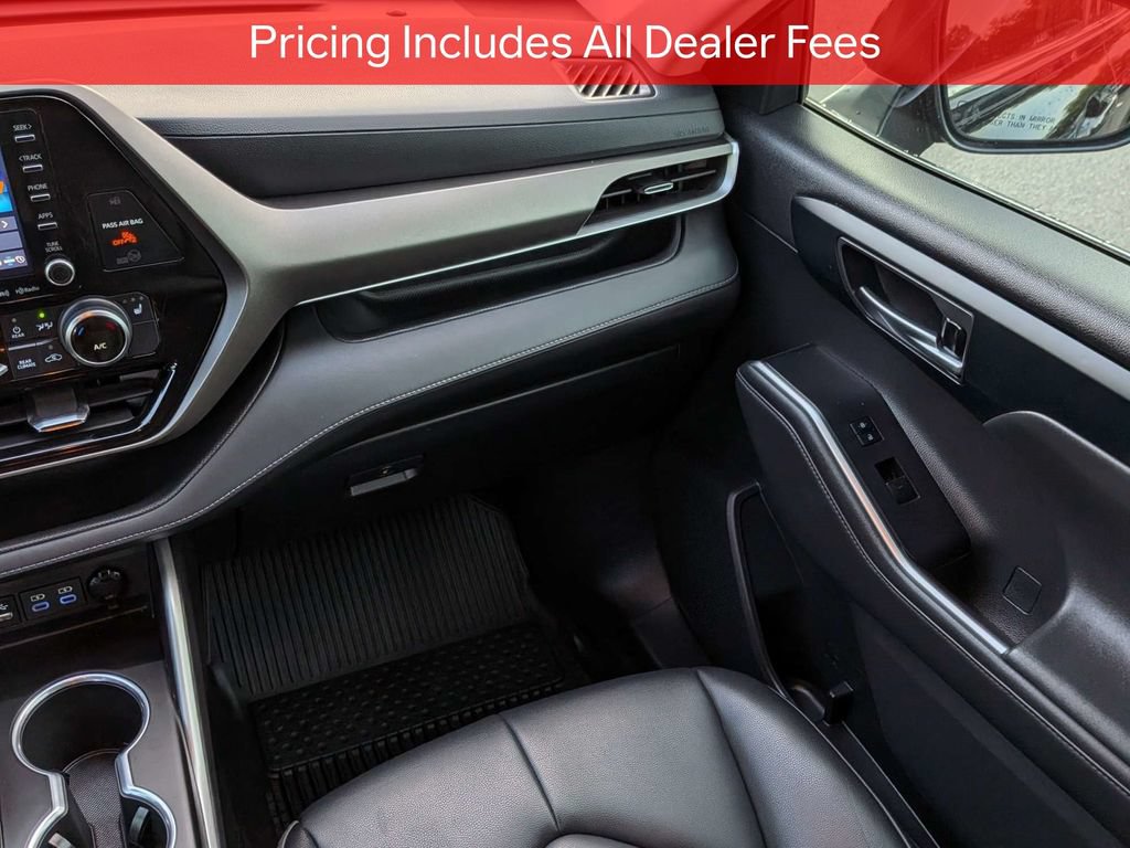 Used 2022 Toyota Highlander XLE FWD image 19