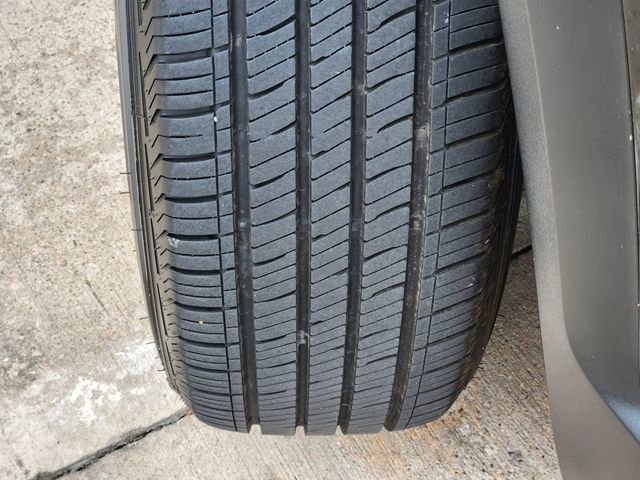 Used 2023 GMC Acadia SLT image 11