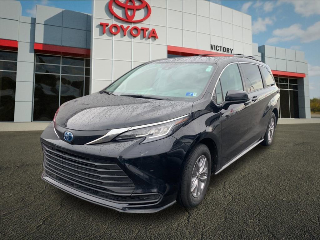 Used 2022 Toyota Sienna LE image 5