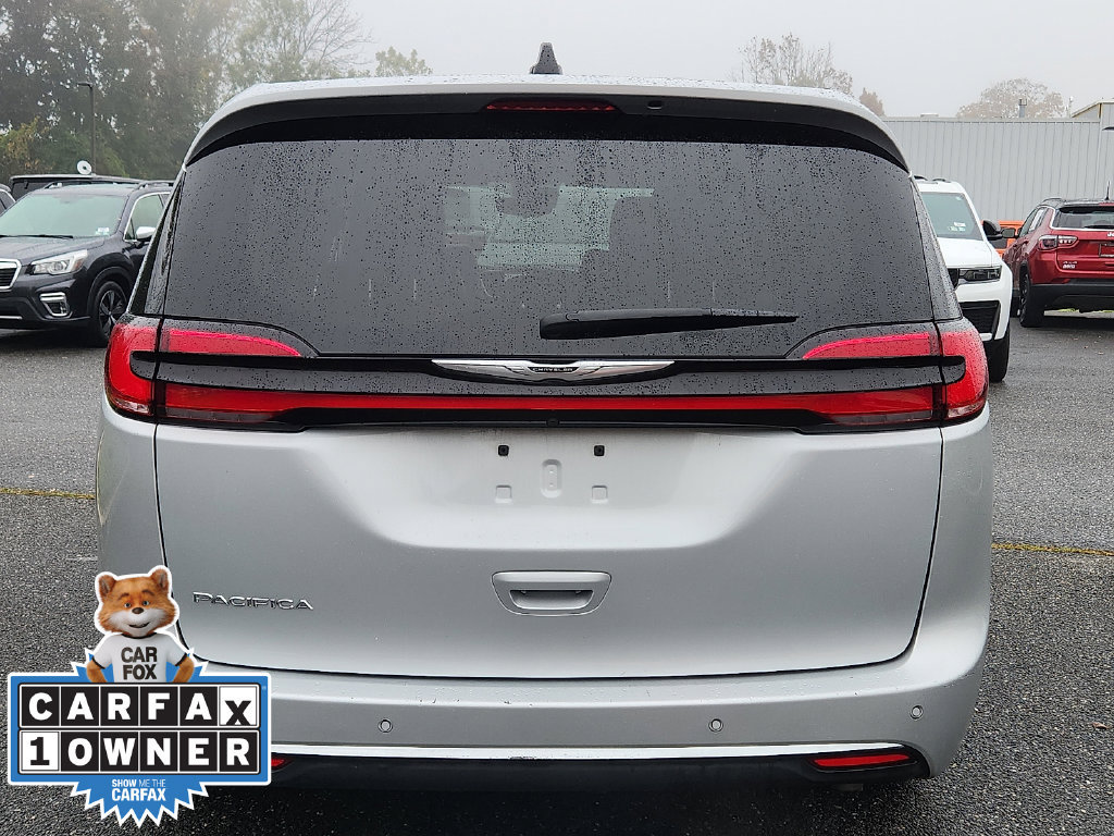 Used 2024 Chrysler Pacifica Touring-L FWD image 5