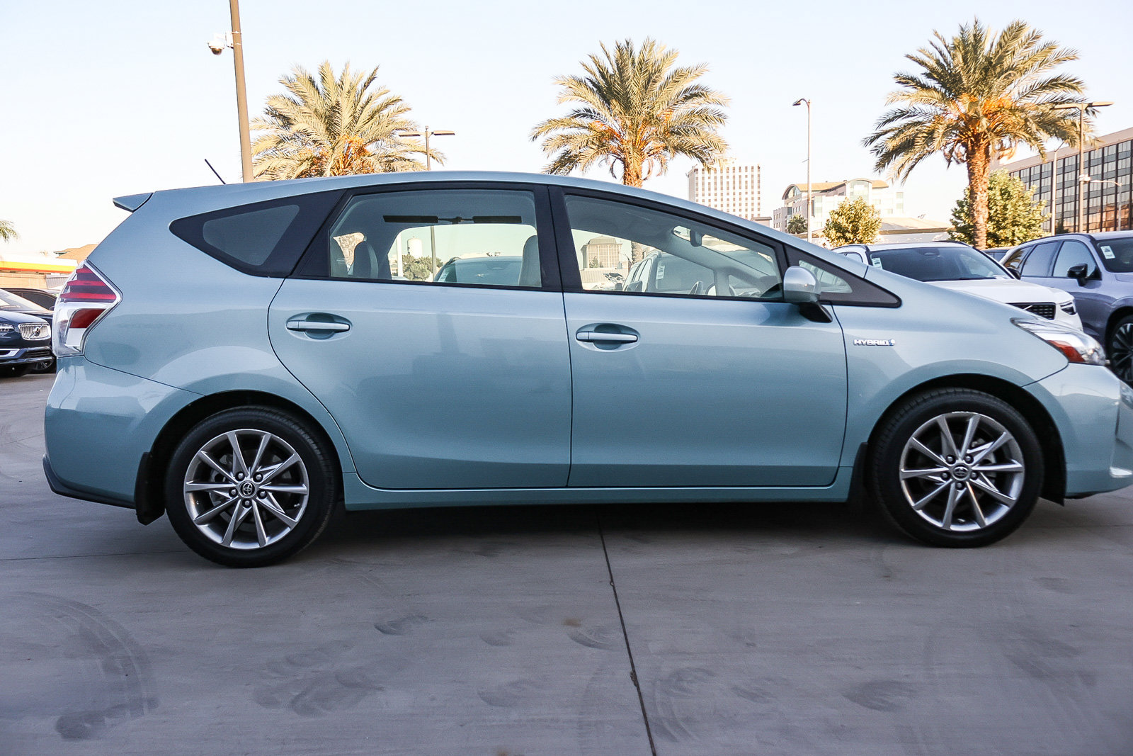Used 2016 Toyota Prius V Five FWD image 4