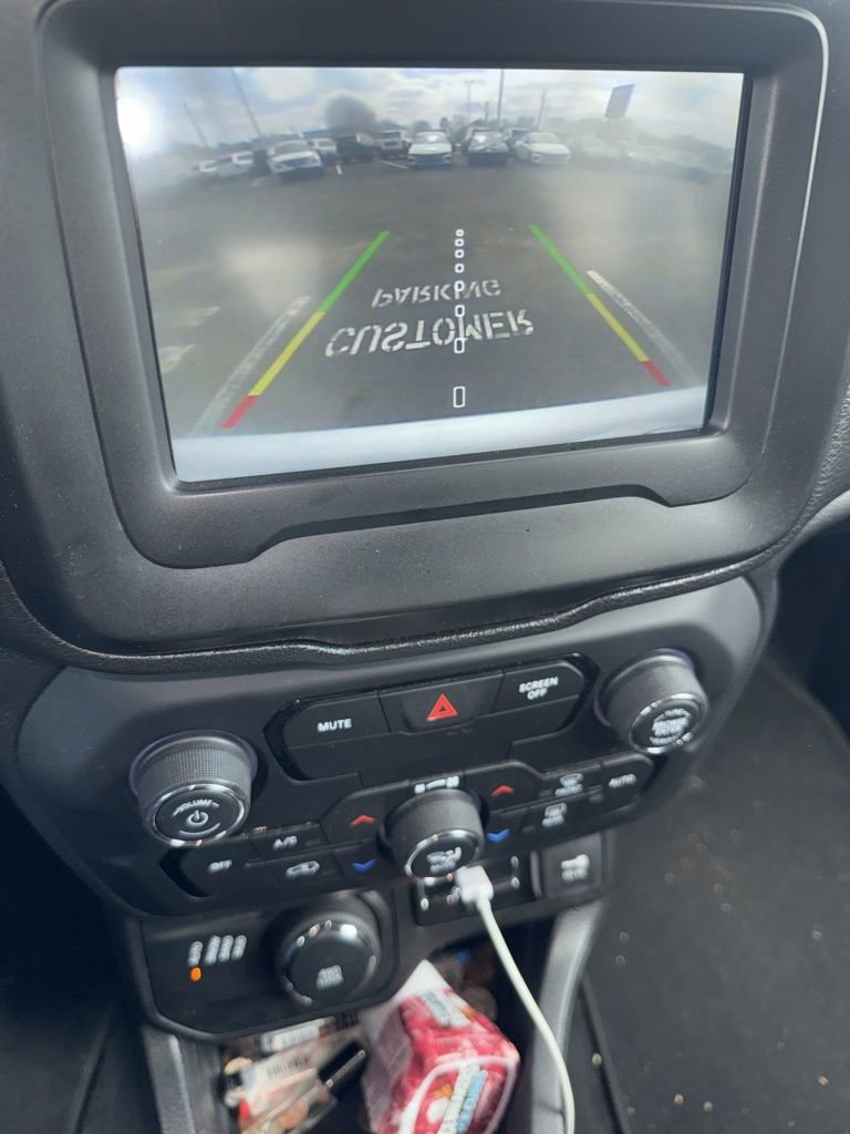 Used 2018 Jeep Renegade Latitude w/ Popular Equipment Group image 13