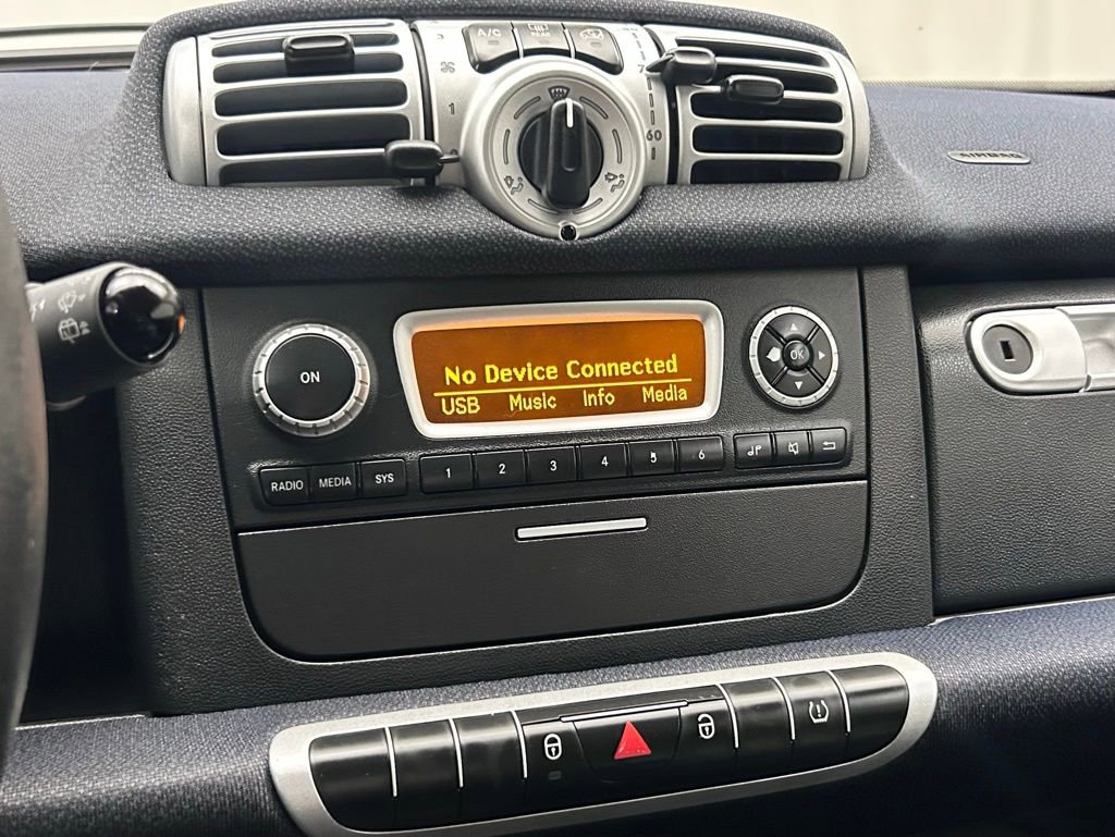 Used 2013 smart fortwo Coupe image 19