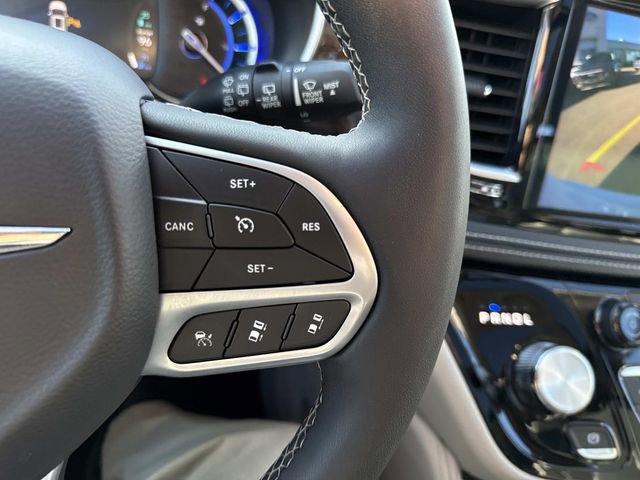 Used 2023 Chrysler Pacifica Limited FWD image 29
