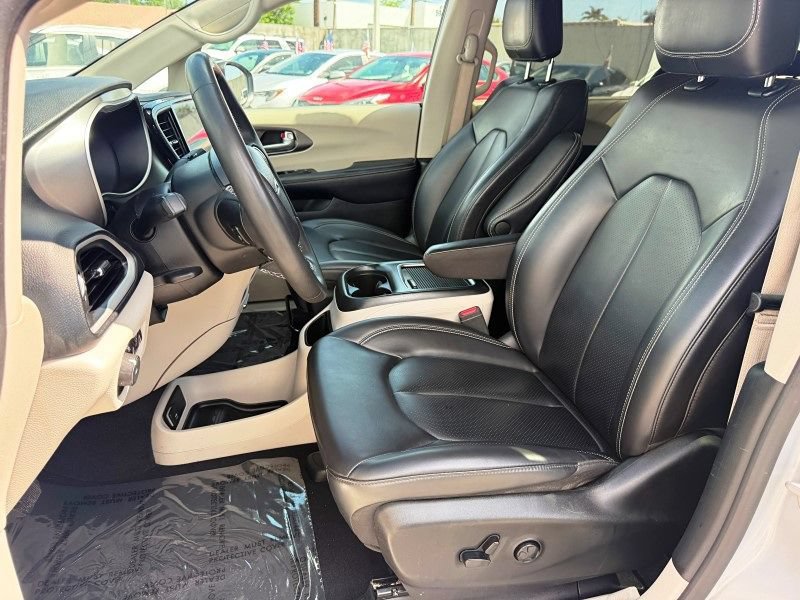 Used 2023 Chrysler Pacifica Touring-L FWD image 13